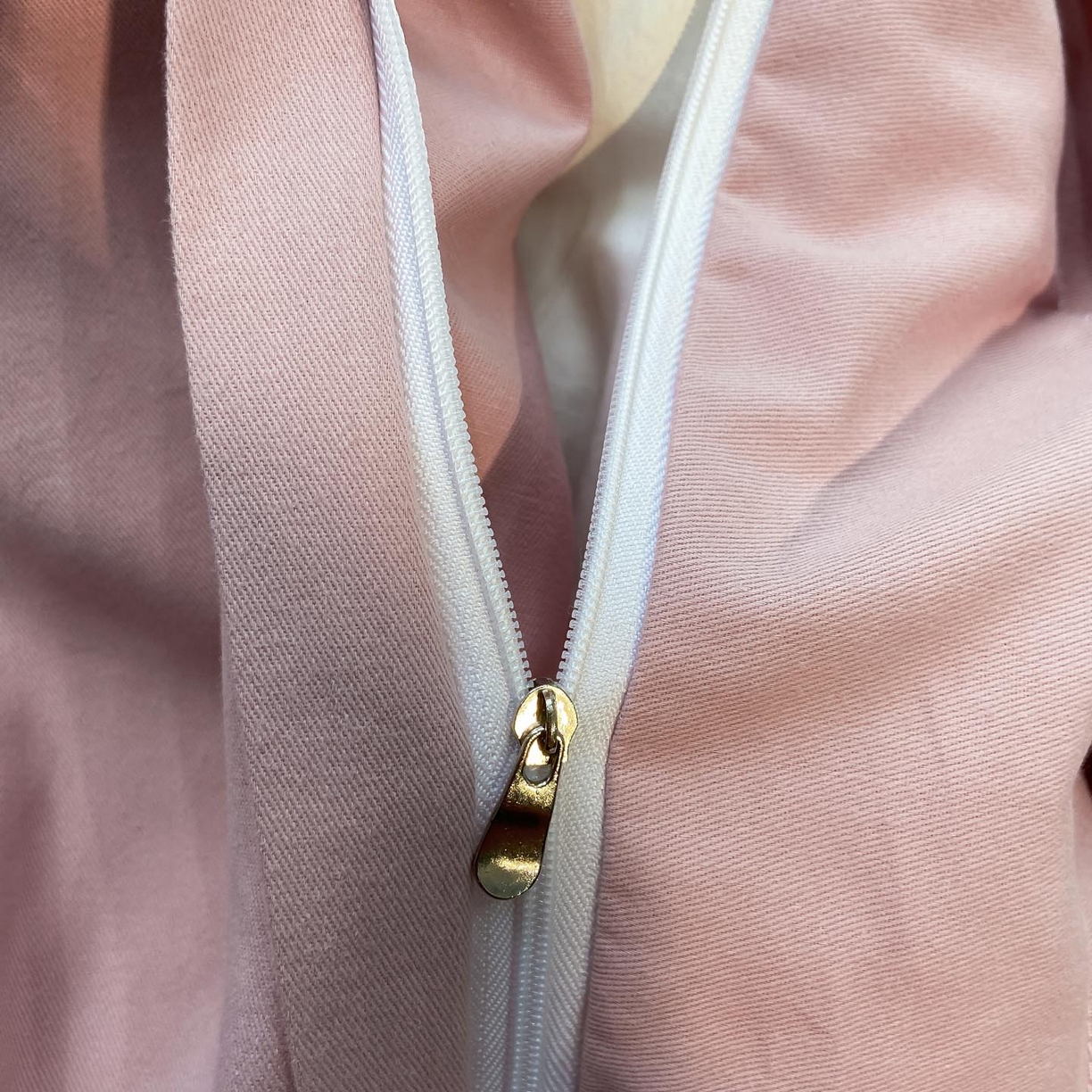 91家纺网 家纺一手货源 找家纺 麦田家纺 2025新款全棉纯棉轻奢加厚磨毛纽扣款四件套 寻山-豆沙