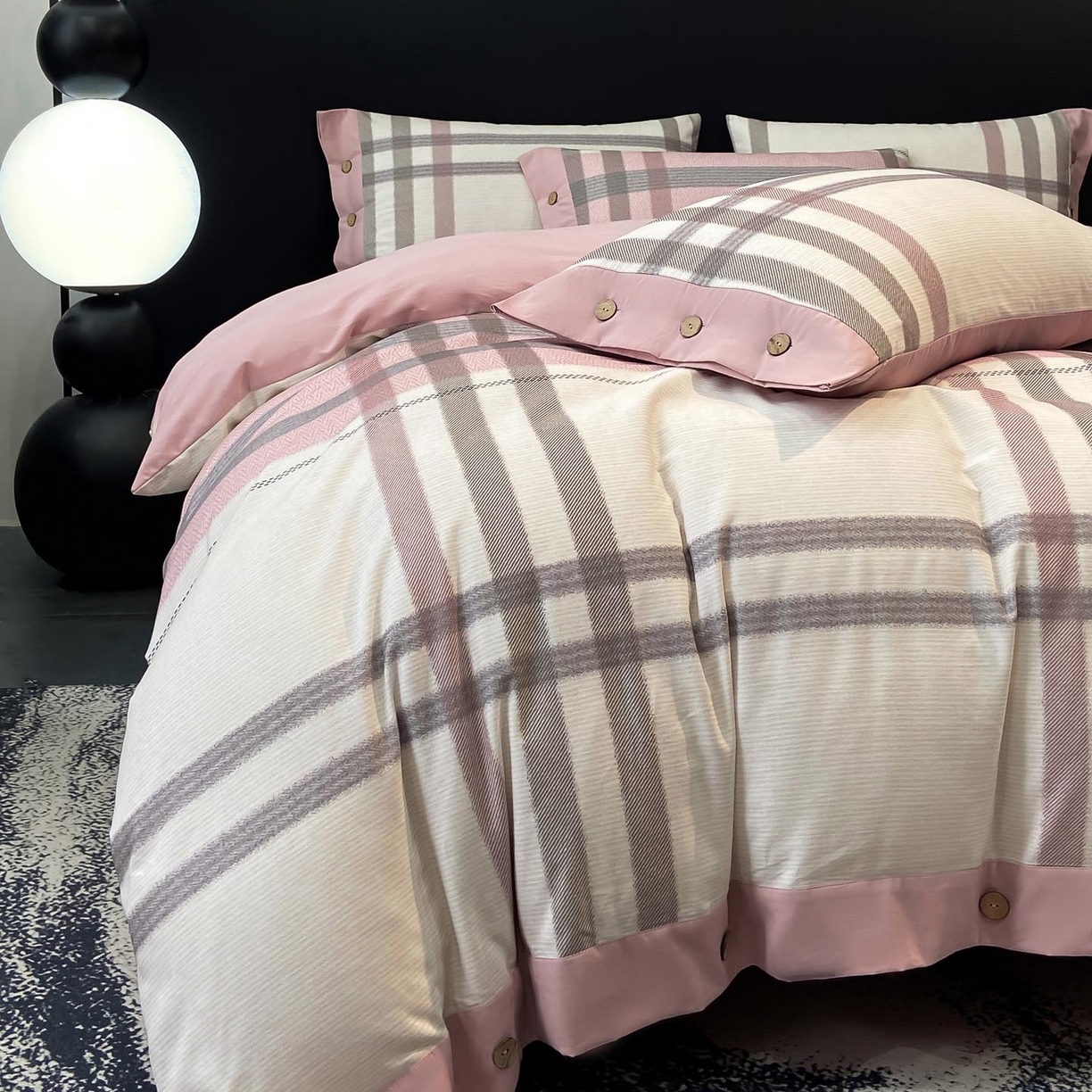 91家纺网 家纺一手货源 找家纺 麦田家纺 2025新款全棉纯棉轻奢加厚磨毛纽扣款四件套 寻山-豆沙