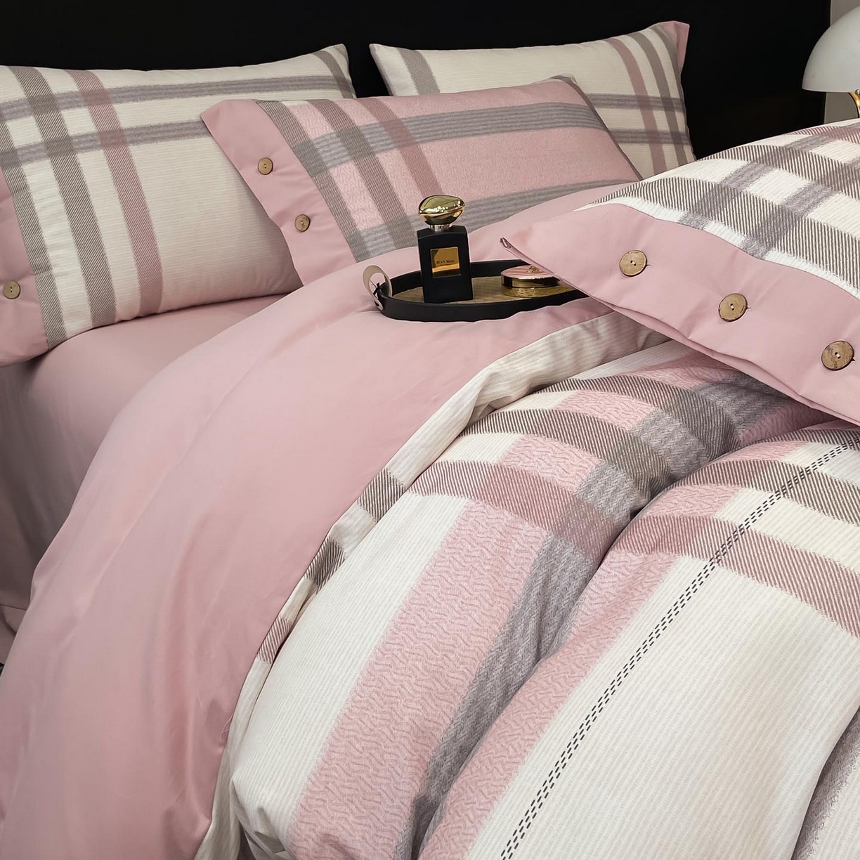 91家纺网 家纺一手货源 找家纺 麦田家纺 2025新款全棉纯棉轻奢加厚磨毛纽扣款四件套 寻山-豆沙