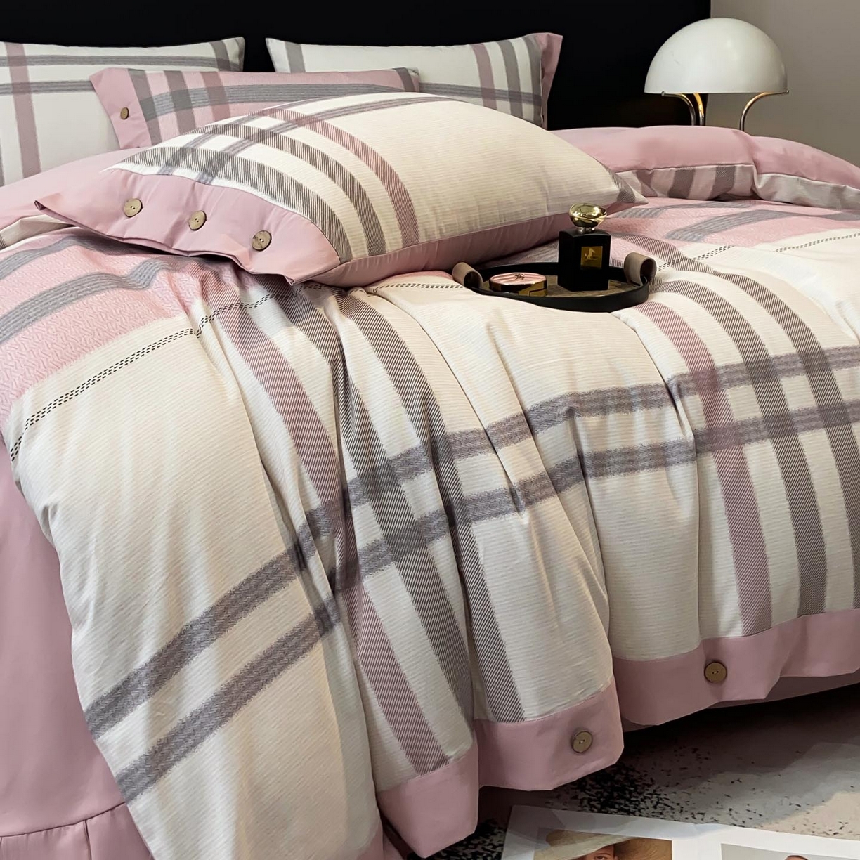 91家纺网 家纺一手货源 找家纺 麦田家纺 2025新款全棉纯棉轻奢加厚磨毛纽扣款四件套 寻山-豆沙