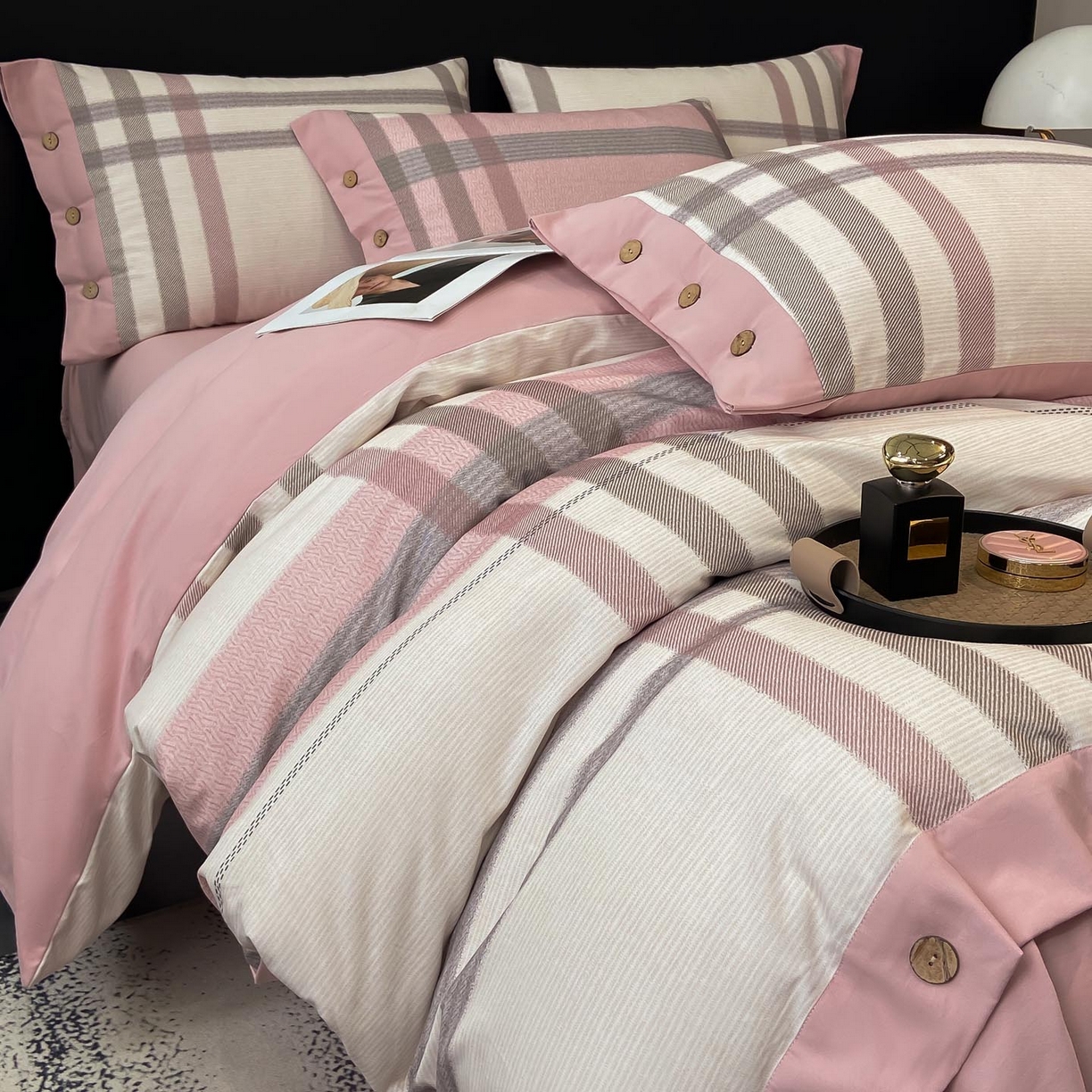 91家纺网 家纺一手货源 找家纺 麦田家纺 2025新款全棉纯棉轻奢加厚磨毛纽扣款四件套 寻山-豆沙