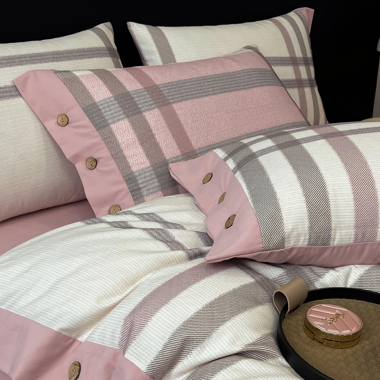 91家纺网 家纺一手货源 找家纺 麦田家纺 2025新款全棉纯棉轻奢加厚磨毛纽扣款四件套 寻山-豆沙