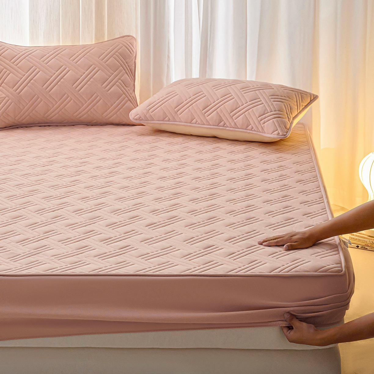 91家纺网 家纺一手货源 找家纺 X猫先生 2025新款A类原棉大豆防水床笠隔尿夹棉床笠床垫保护罩外贸跨境 迷宫-玉粉