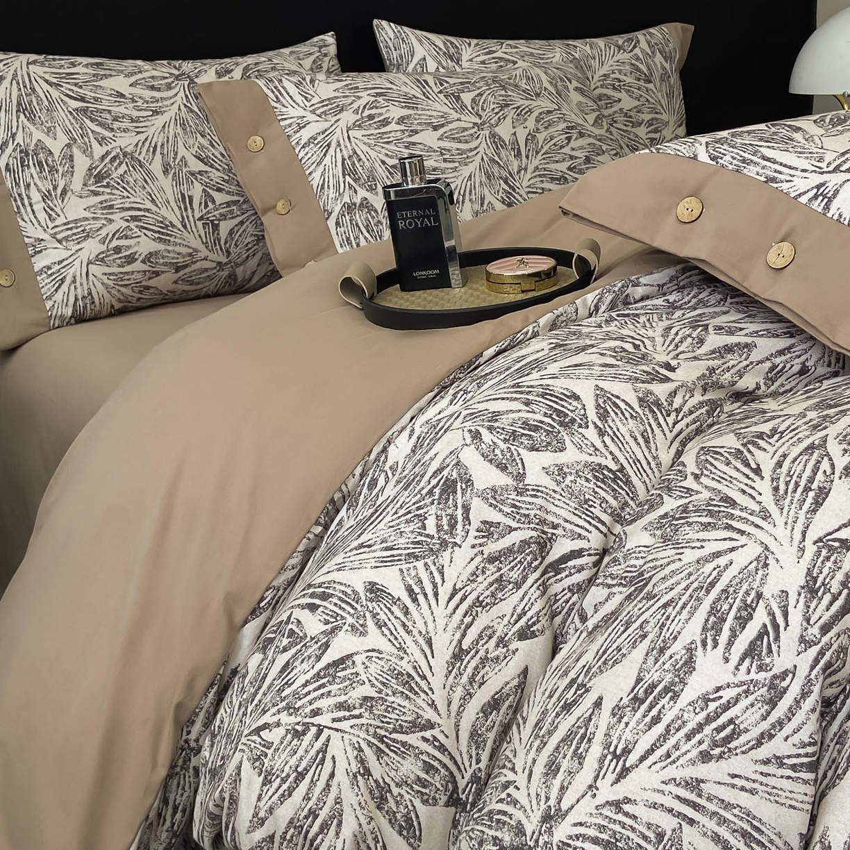 91家纺网 家纺一手货源 找家纺 麦田家纺 2025新款全棉纯棉轻奢加厚磨毛纽扣款四件套 雅集-咖