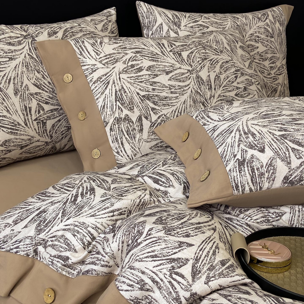 91家纺网 家纺一手货源 找家纺 麦田家纺 2025新款全棉纯棉轻奢加厚磨毛纽扣款四件套 雅集-咖