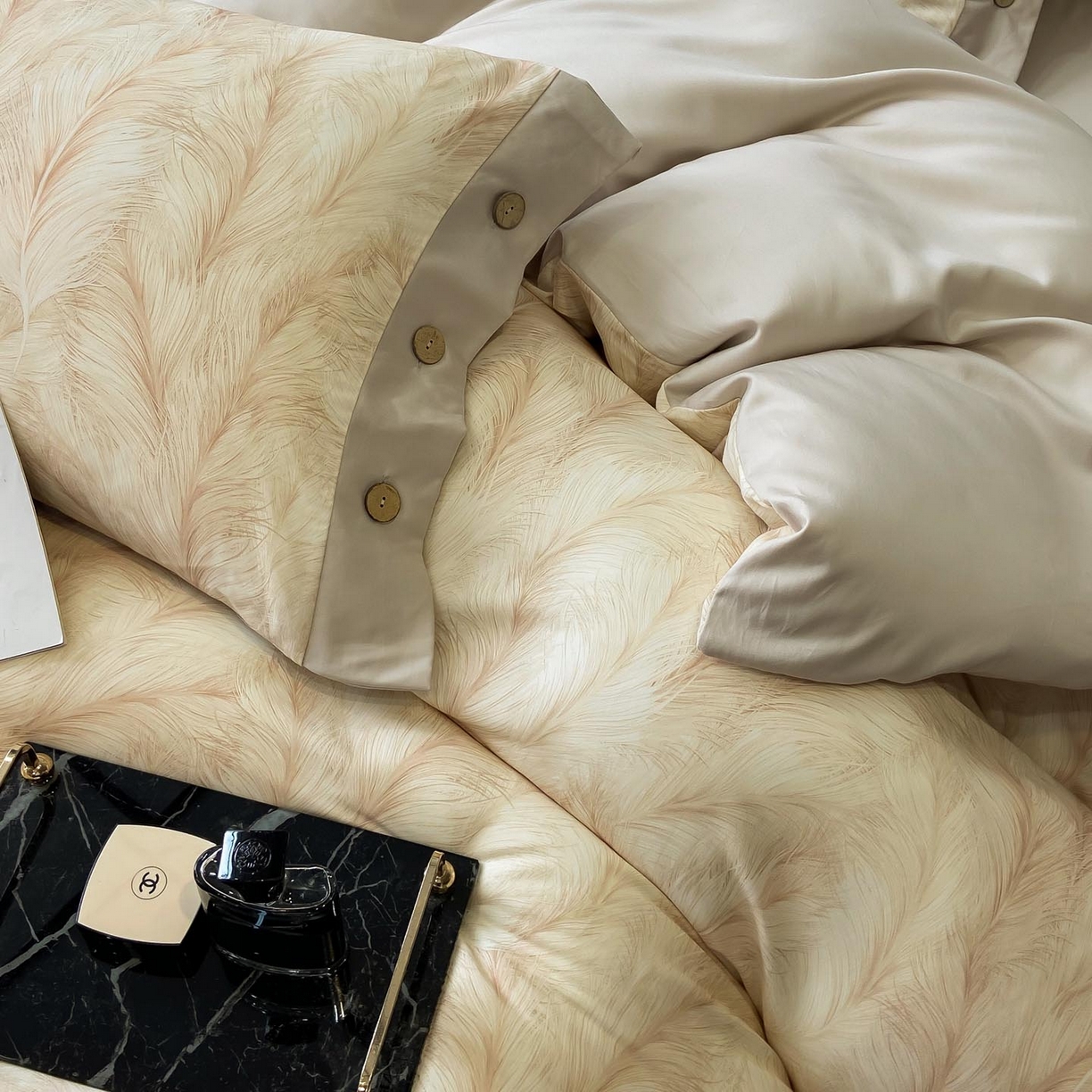 91家纺网 家纺一手货源 找家纺 麦田家纺 2025新款全棉纯棉轻奢加厚磨毛纽扣款四件套 云裳