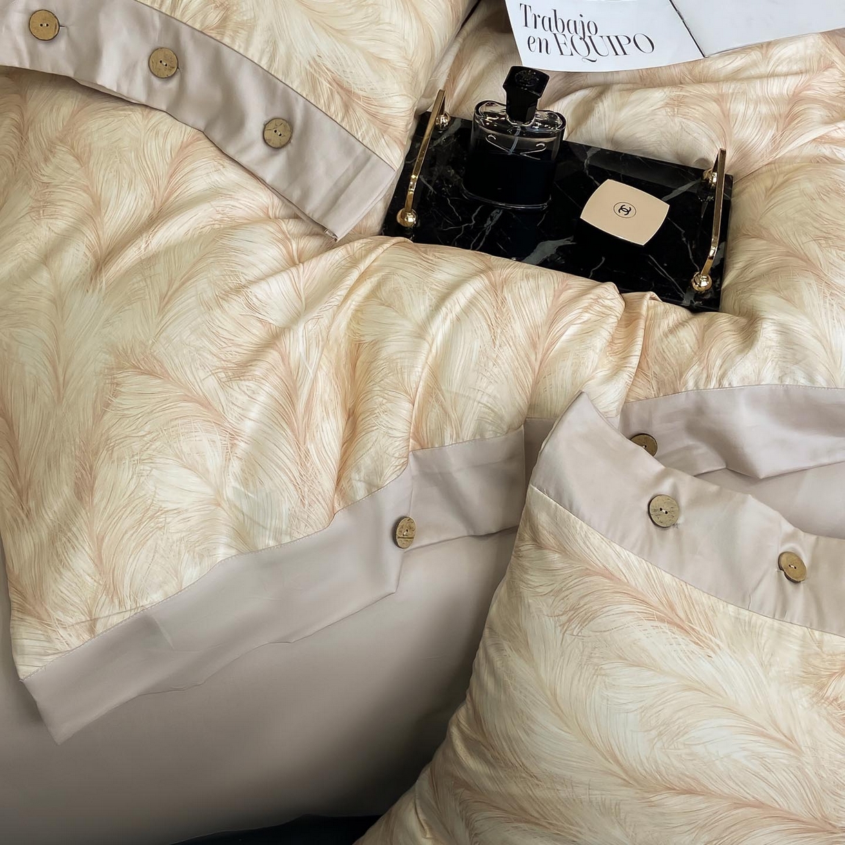 91家纺网 家纺一手货源 找家纺 麦田家纺 2025新款全棉纯棉轻奢加厚磨毛纽扣款四件套 云裳