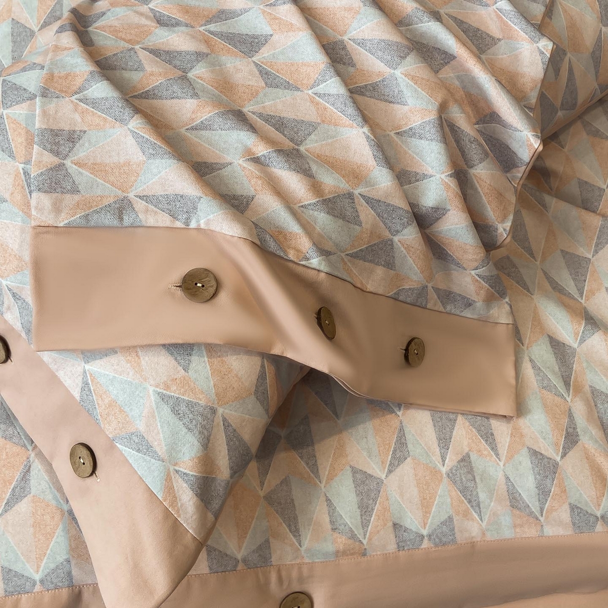 91家纺网 家纺一手货源 找家纺 麦田家纺 2025新款全棉纯棉轻奢加厚磨毛纽扣款四件套 知凡