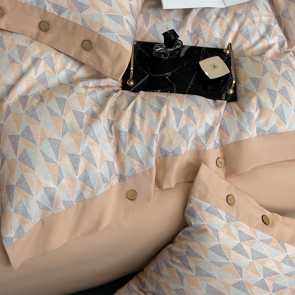 91家纺网 家纺一手货源 找家纺 麦田家纺 2025新款全棉纯棉轻奢加厚磨毛纽扣款四件套 知凡