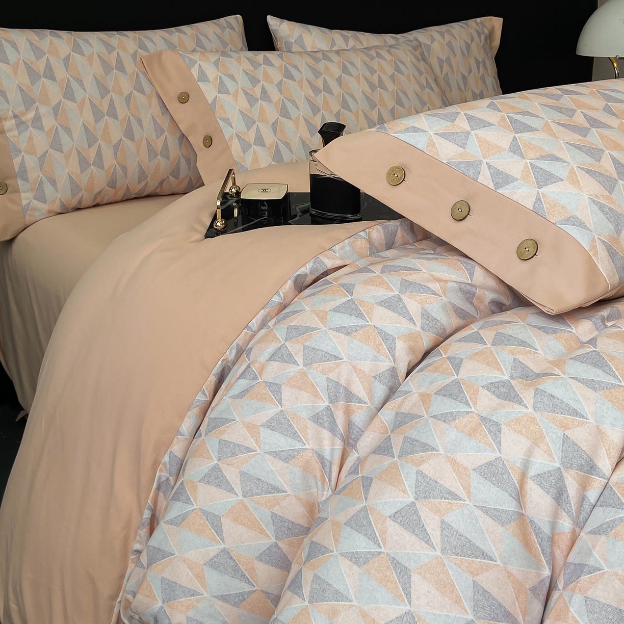 91家纺网 家纺一手货源 找家纺 麦田家纺 2025新款全棉纯棉轻奢加厚磨毛纽扣款四件套 知凡