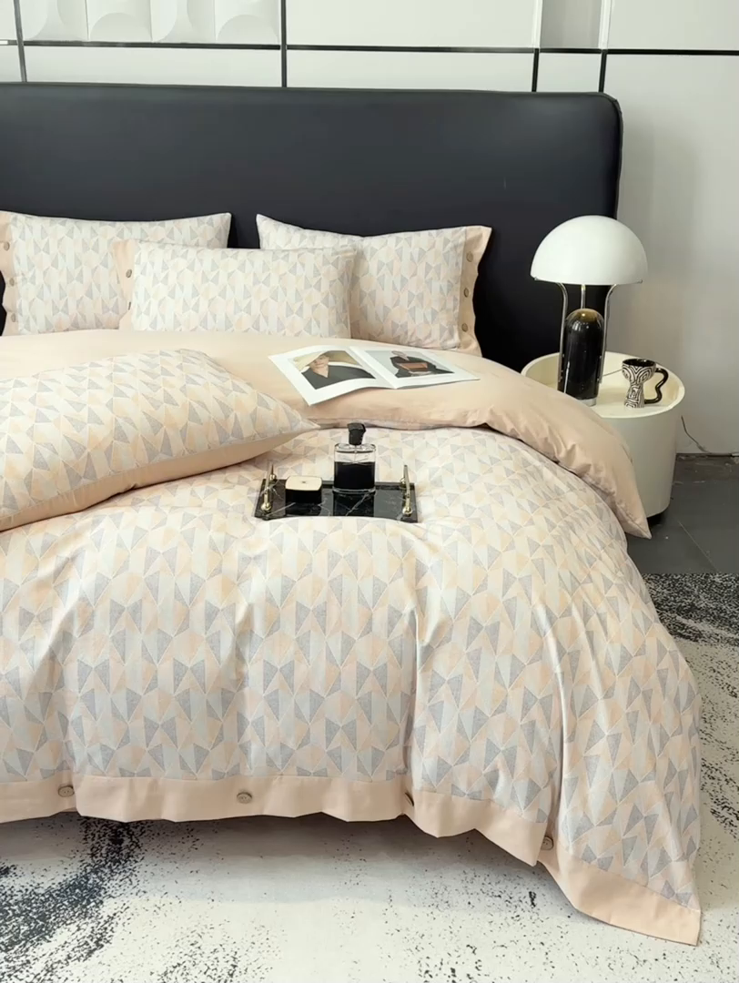 91家纺网 家纺一手货源 找家纺 麦田家纺 2025新款全棉纯棉轻奢加厚磨毛纽扣款四件套 知凡