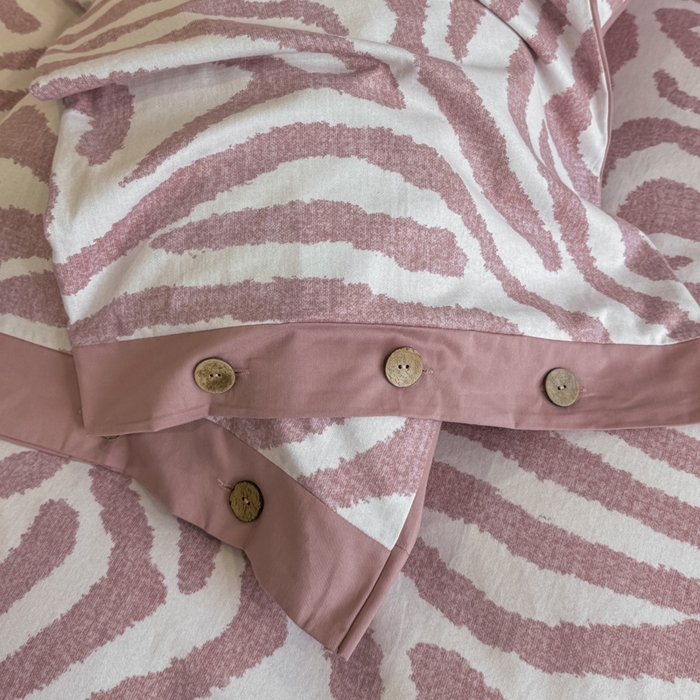 91家纺网 家纺一手货源 找家纺 麦田家纺 2025新款全棉纯棉轻奢加厚磨毛纽扣款四件套 马德里-红