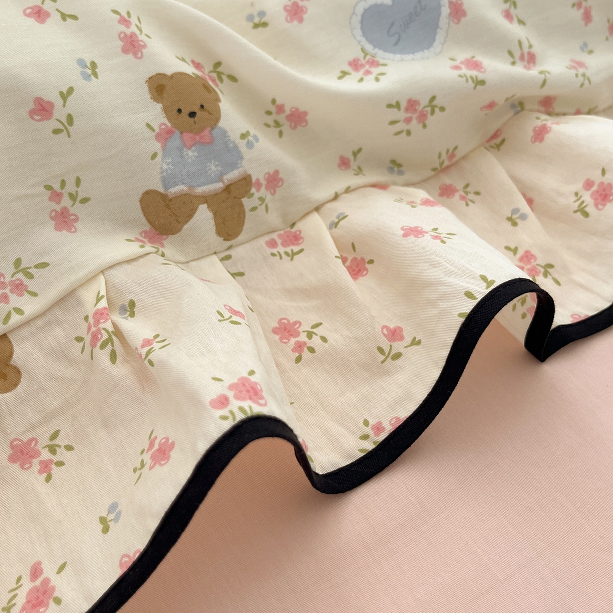 91家纺网 家纺一手货源 找家纺 乐美家纺 2025新款韩版全棉纯棉印花花边四件套 小熊慕斯