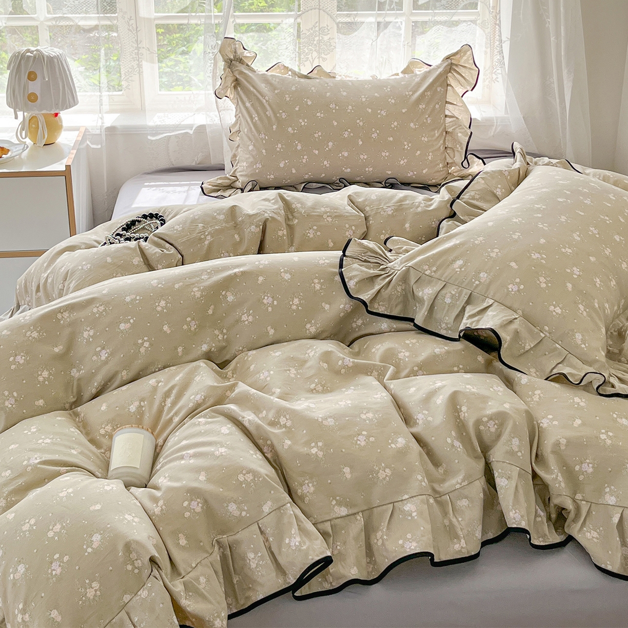 91家纺网 家纺一手货源 找家纺 乐美家纺 2025新款韩版全棉纯棉印花花边四件套 素心影（咖）