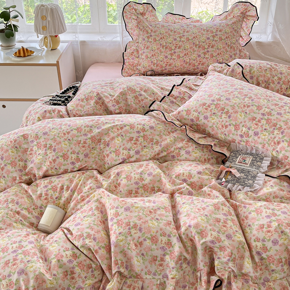 91家纺网 家纺一手货源 找家纺 乐美家纺 2025新款韩版全棉纯棉印花花边四件套 柏林梦境豆沙