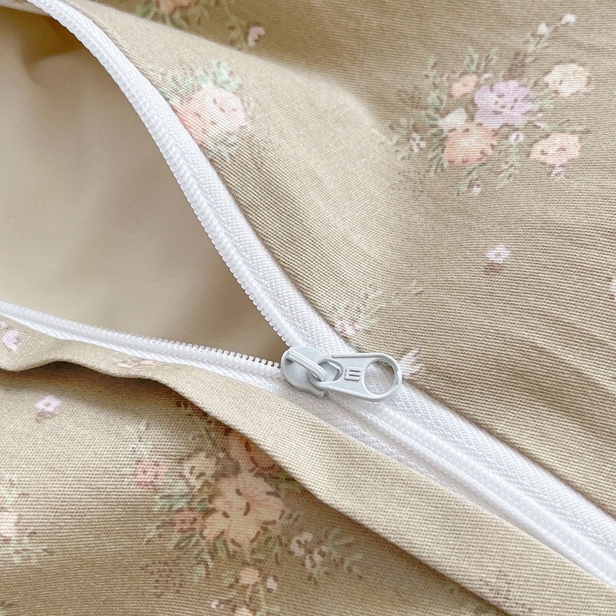 91家纺网 家纺一手货源 找家纺 乐美家纺 2025新款韩版全棉纯棉印花花边四件套 素心影（咖）