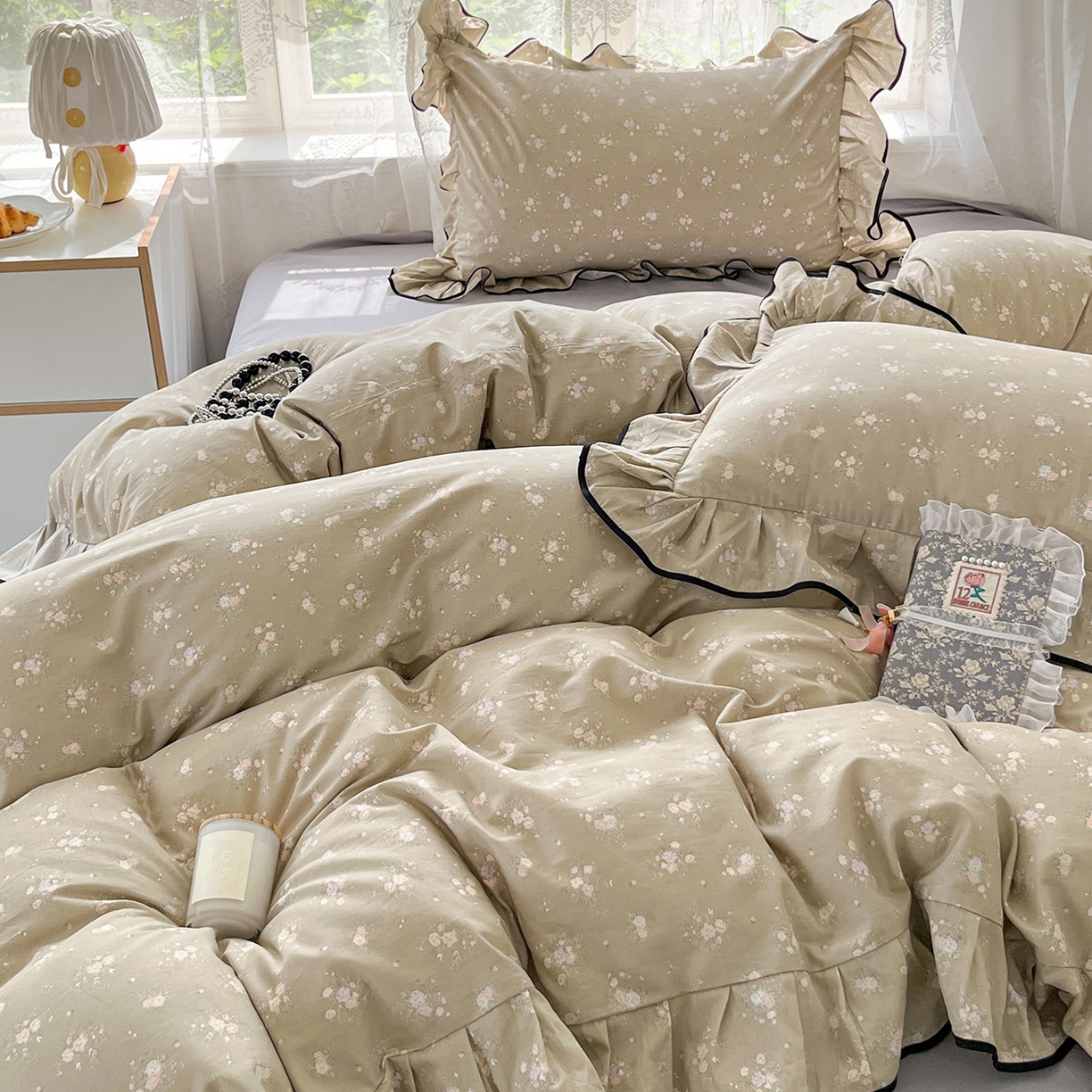 91家纺网 家纺一手货源 找家纺 乐美家纺 2025新款韩版全棉纯棉印花花边四件套 素心影（咖）