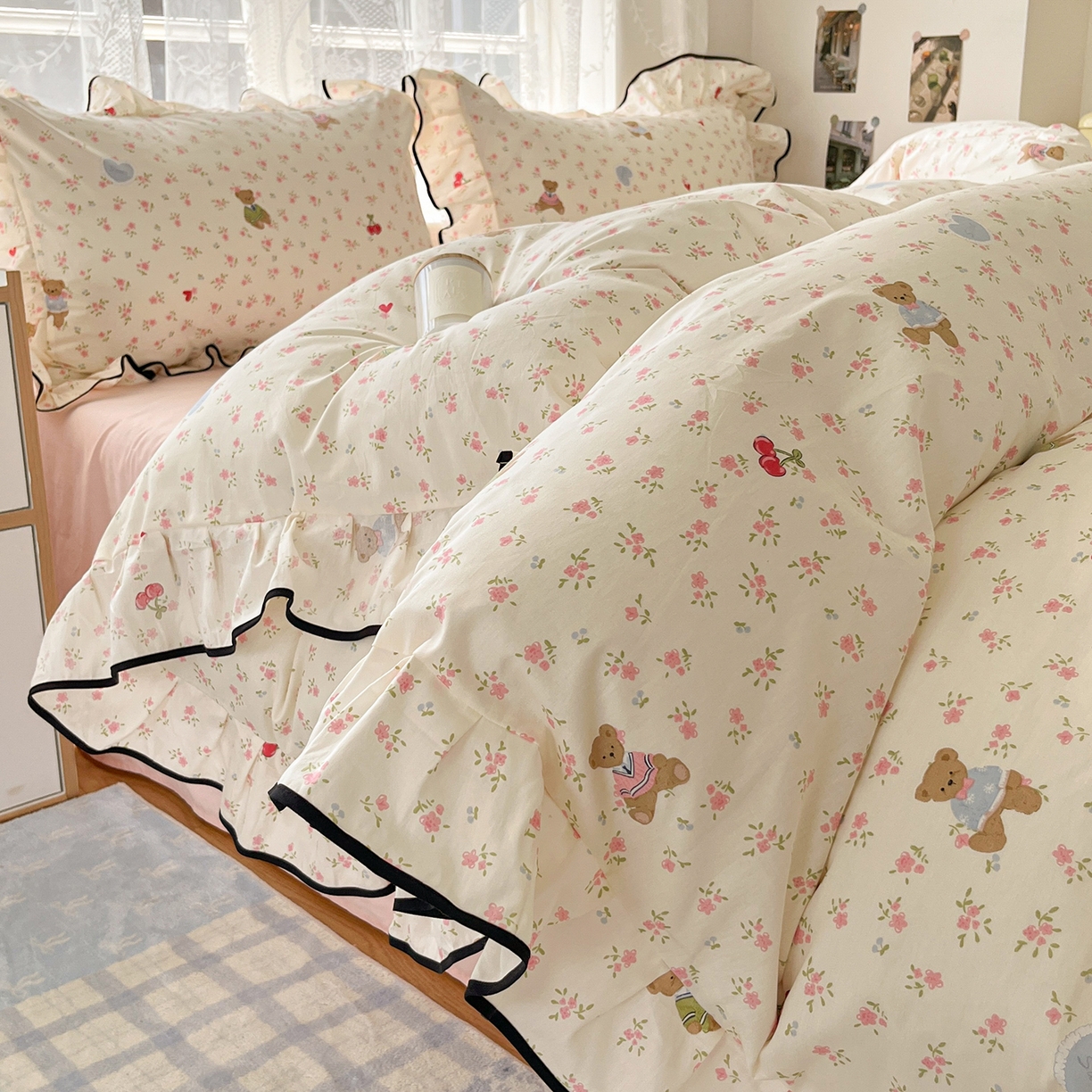 91家纺网 家纺一手货源 找家纺 乐美家纺 2025新款韩版全棉纯棉印花花边四件套 小熊慕斯