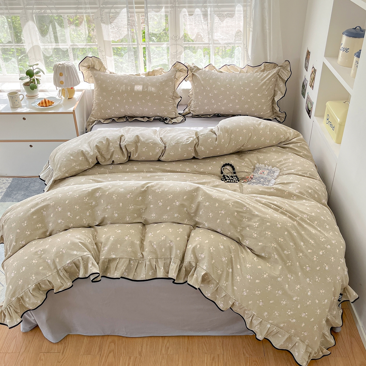 91家纺网 家纺一手货源 找家纺 乐美家纺 2025新款韩版全棉纯棉印花花边四件套 素心影（咖）