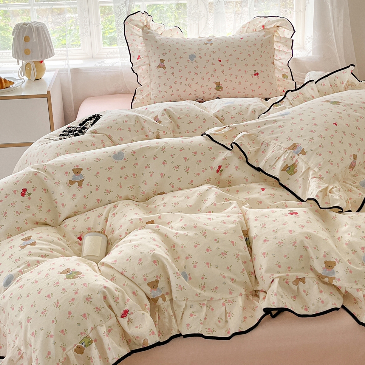 91家纺网 家纺一手货源 找家纺 乐美家纺 2025新款韩版全棉纯棉印花花边四件套 小熊慕斯