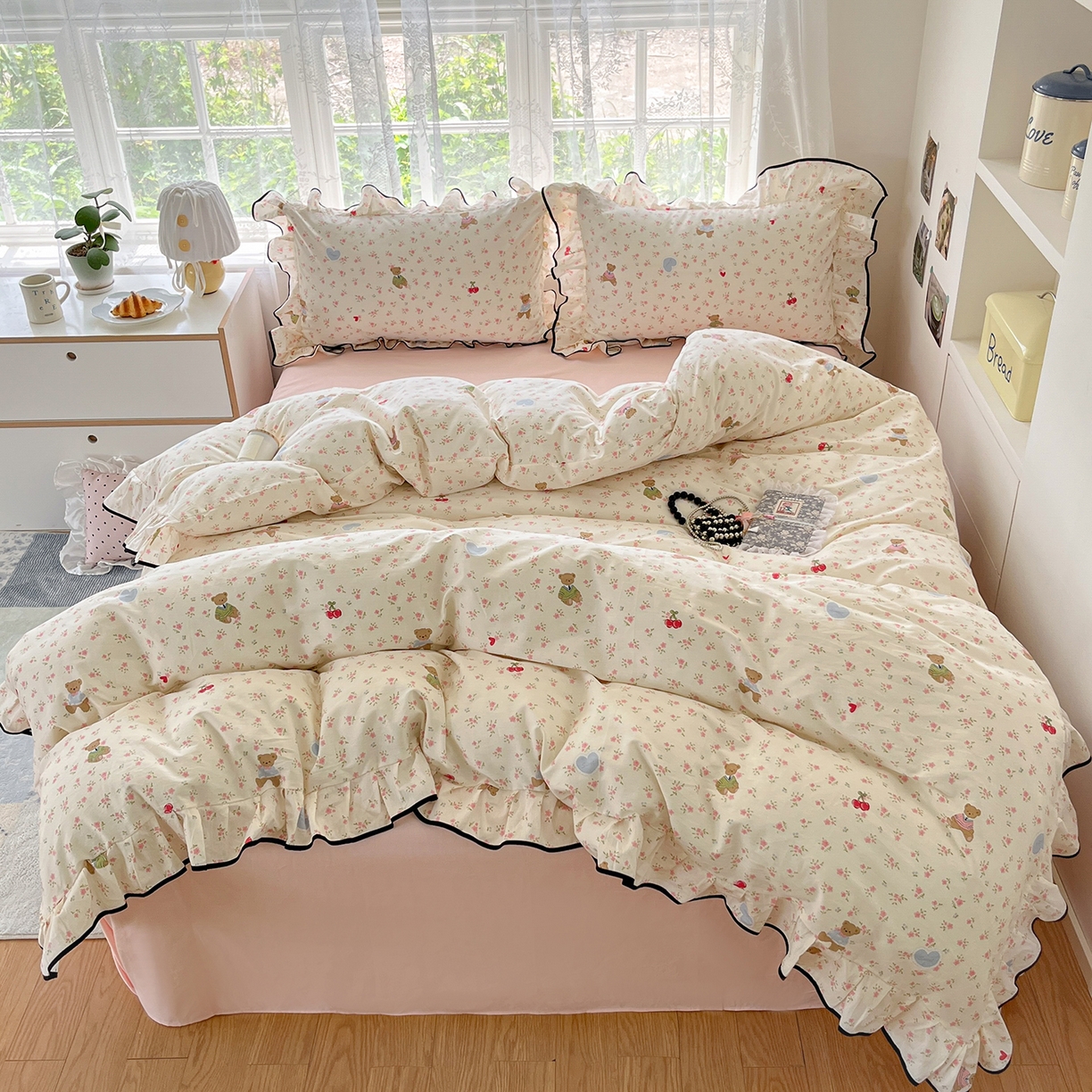 91家纺网 家纺一手货源 找家纺 乐美家纺 2025新款韩版全棉纯棉印花花边四件套 小熊慕斯