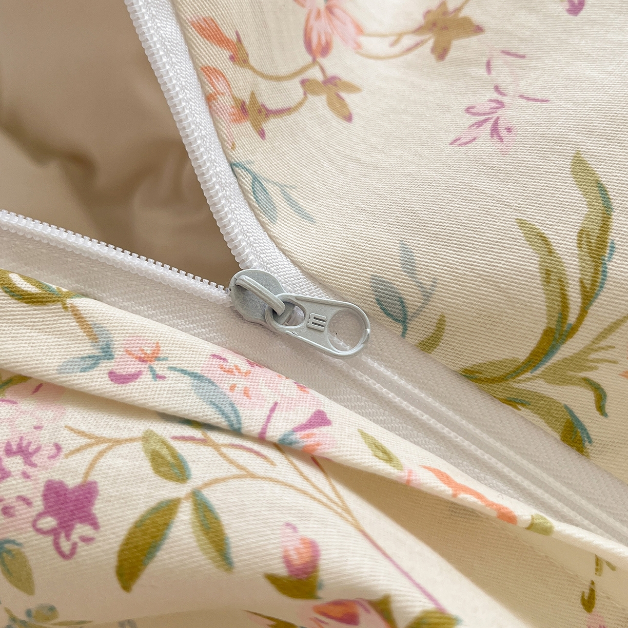 91家纺网 家纺一手货源 找家纺 乐美家纺 2025新款韩版全棉纯棉印花花边四件套 花蔓梦境