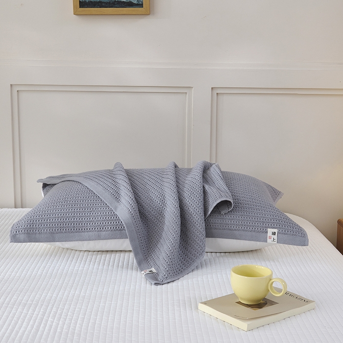 91家纺网 家纺一手货源 找家纺 悦然毛巾被 2025新款全棉纯棉蜂窝棉语单枕巾 枕巾单件 蜂窝棉语银灰 52x78cm枕巾一对