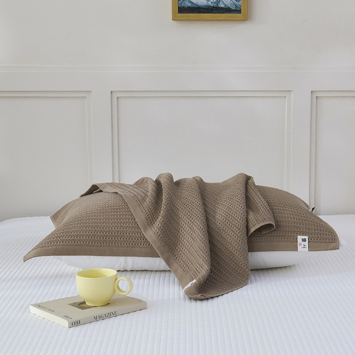 91家纺网 家纺一手货源 找家纺 悦然毛巾被 2025新款全棉纯棉蜂窝棉语单枕巾 枕巾单件 蜂窝棉语深咖 52x78cm枕巾一只