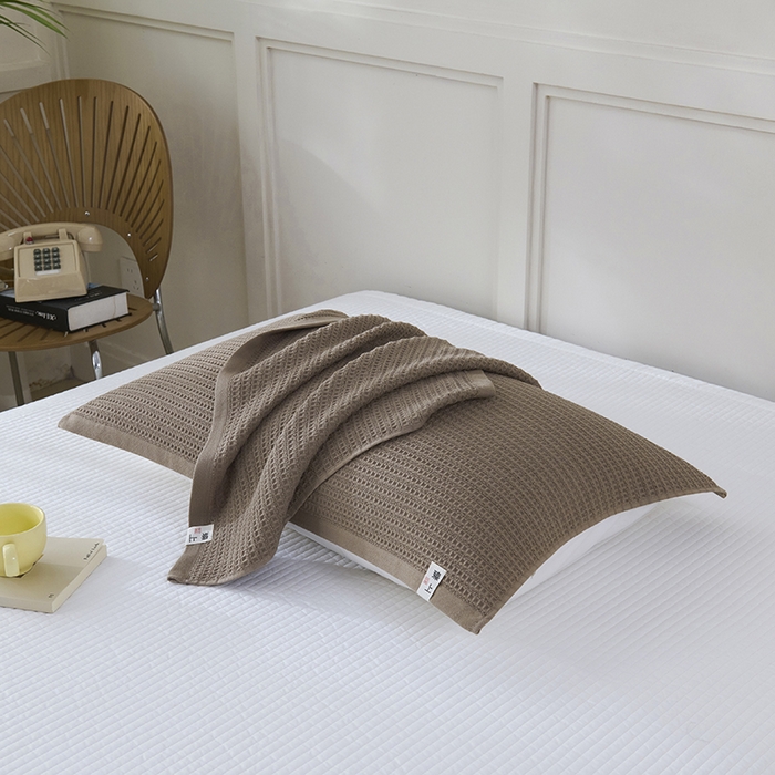 91家纺网 家纺一手货源 找家纺 悦然毛巾被 2025新款全棉纯棉蜂窝棉语单枕巾 枕巾单件 蜂窝棉语深咖 52x78cm枕巾一只