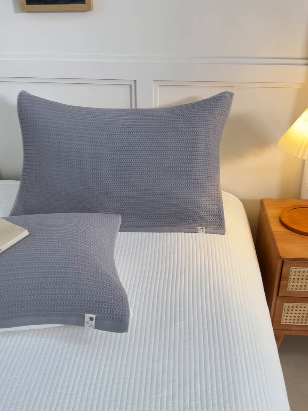 91家纺网 家纺一手货源 找家纺 悦然毛巾被 2025新款全棉纯棉蜂窝棉语单枕巾 枕巾单件 蜂窝棉语银灰 52x78cm枕巾一对