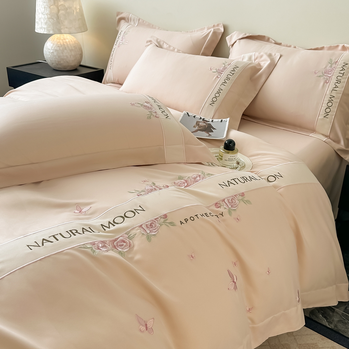 91家纺网 家纺一手货源 找家纺 遇见家居生活馆 2025新款亲肤棉刺绣四件套-花田里 花田里-香槟色