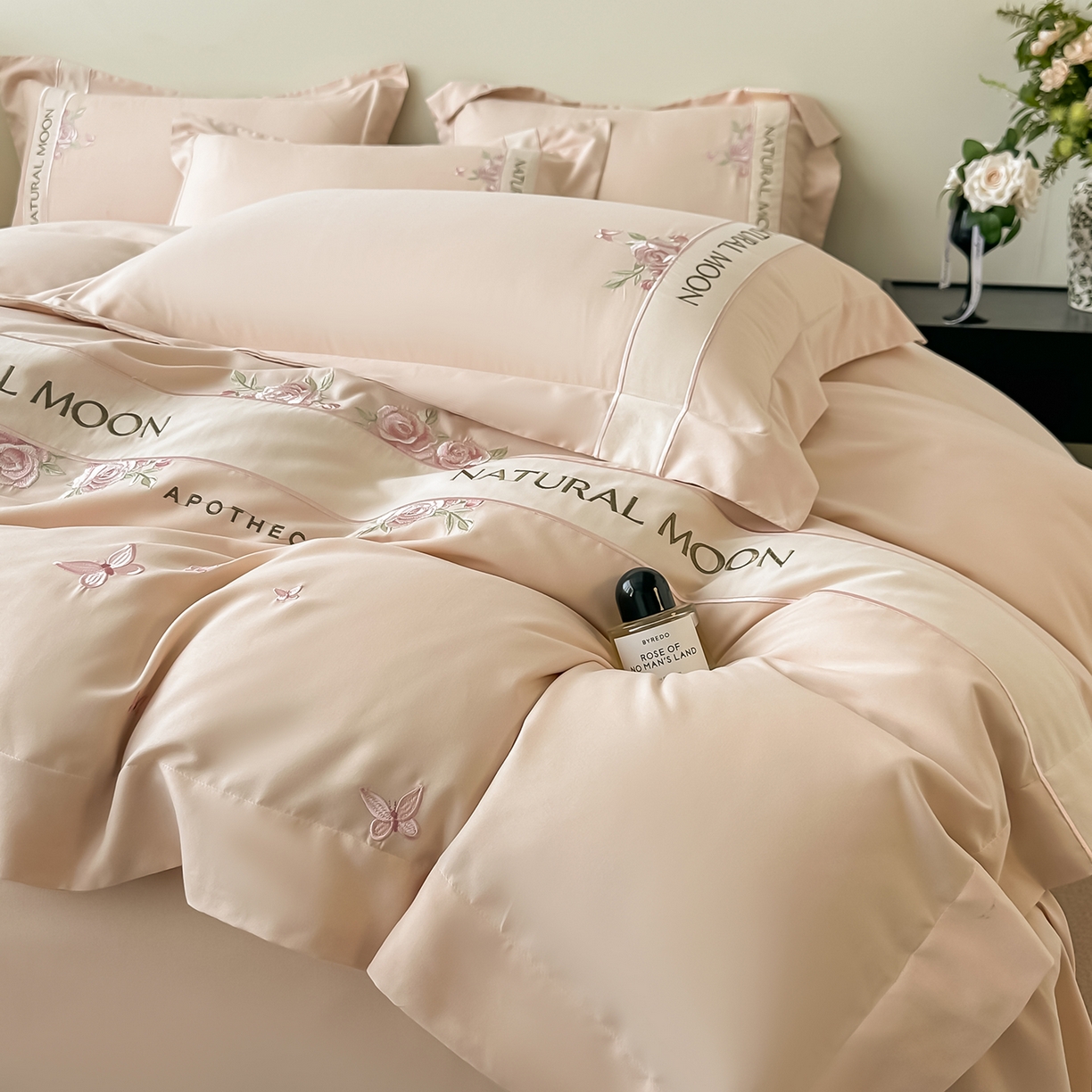 91家纺网 家纺一手货源 找家纺 遇见家居生活馆 2025新款亲肤棉刺绣四件套-花田里 花田里-香槟色