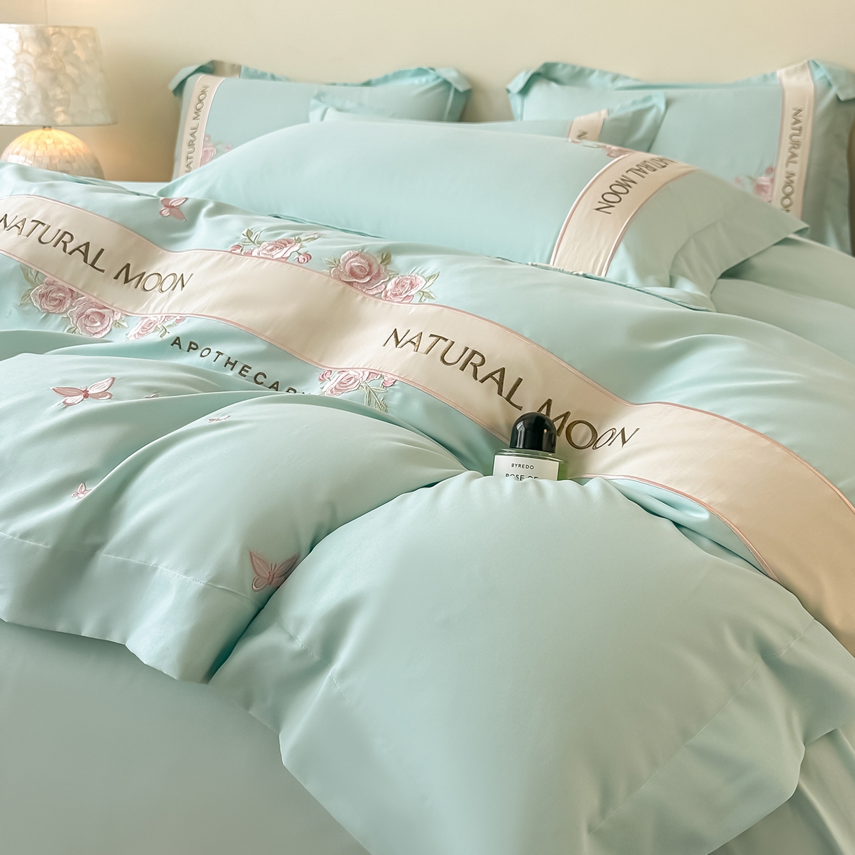 91家纺网 家纺一手货源 找家纺 遇见家居生活馆 2025新款亲肤棉刺绣四件套-花田里 花田里-冰清绿