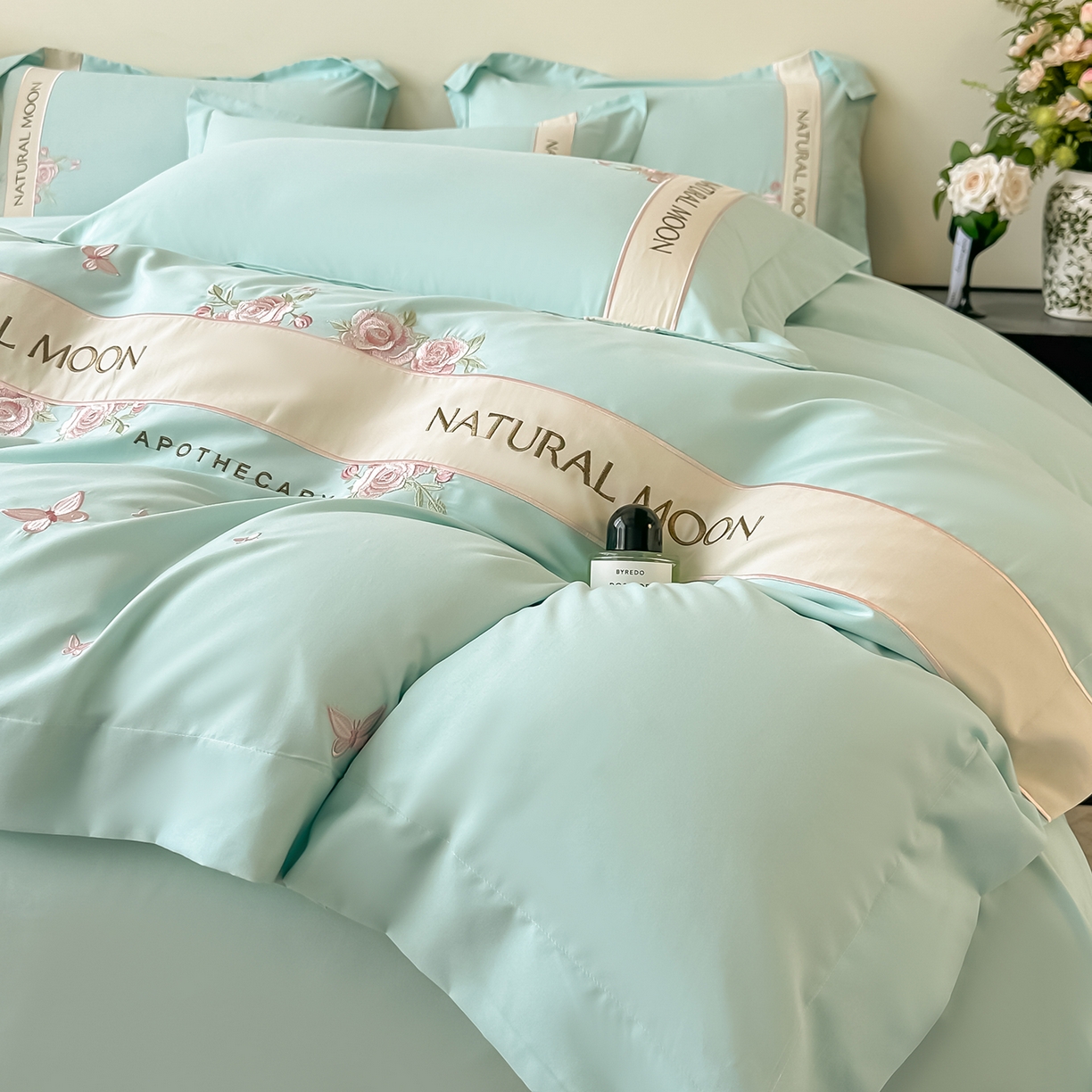 91家纺网 家纺一手货源 找家纺 遇见家居生活馆 2025新款亲肤棉刺绣四件套-花田里 花田里-冰清绿