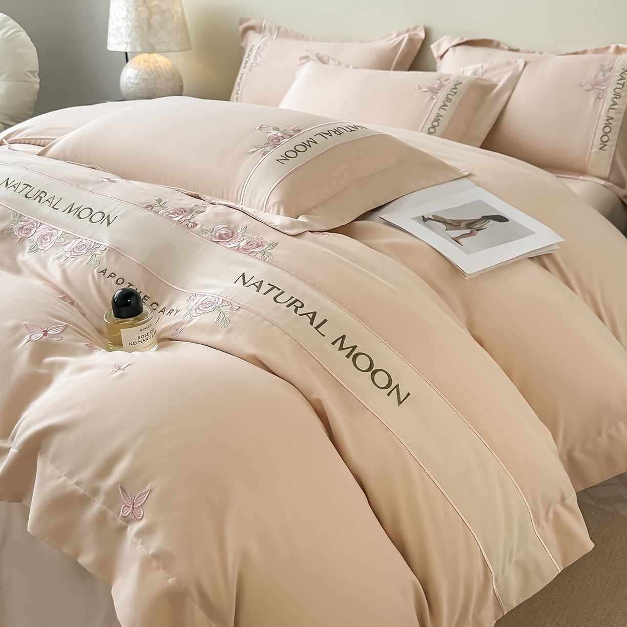 91家纺网 家纺一手货源 找家纺 遇见家居生活馆 2025新款亲肤棉刺绣四件套-花田里 花田里-香槟色