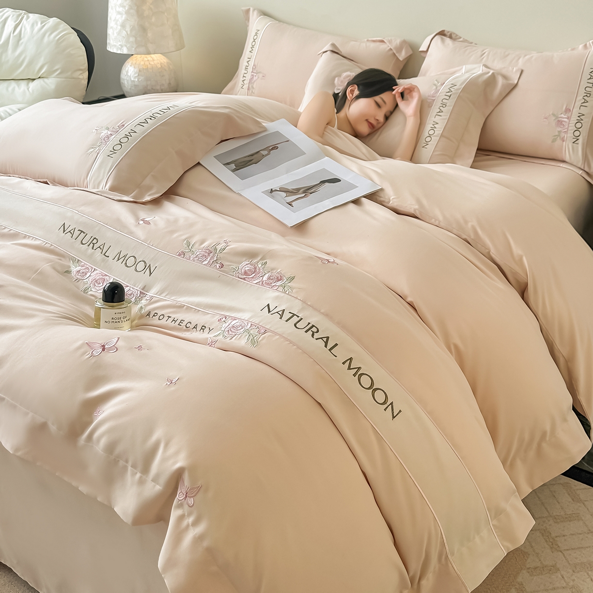 91家纺网 家纺一手货源 找家纺 遇见家居生活馆 2025新款亲肤棉刺绣四件套-花田里 花田里-香槟色