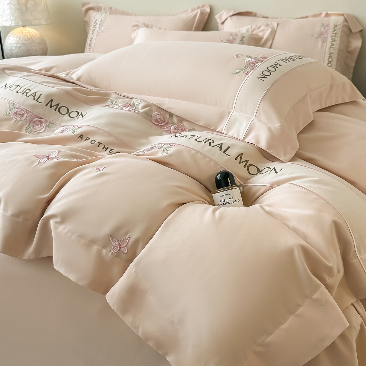 91家纺网 家纺一手货源 找家纺 遇见家居生活馆 2025新款亲肤棉刺绣四件套-花田里 花田里-香槟色