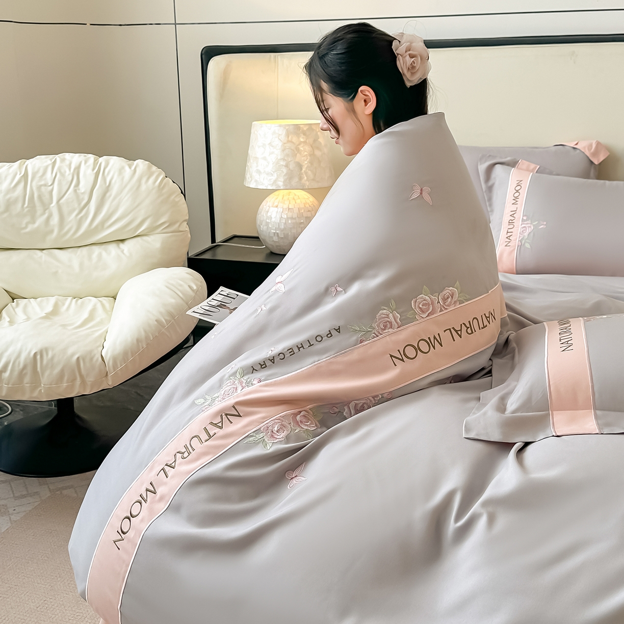 91家纺网 家纺一手货源 找家纺 遇见家居生活馆 2025新款亲肤棉刺绣四件套-花田里 花田里-灰粉