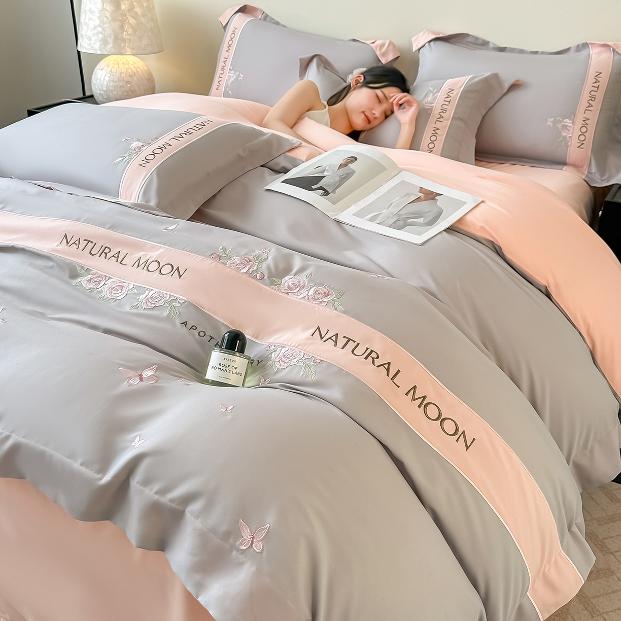 91家纺网 家纺一手货源 找家纺 遇见家居生活馆 2025新款亲肤棉刺绣四件套-花田里 花田里-灰粉