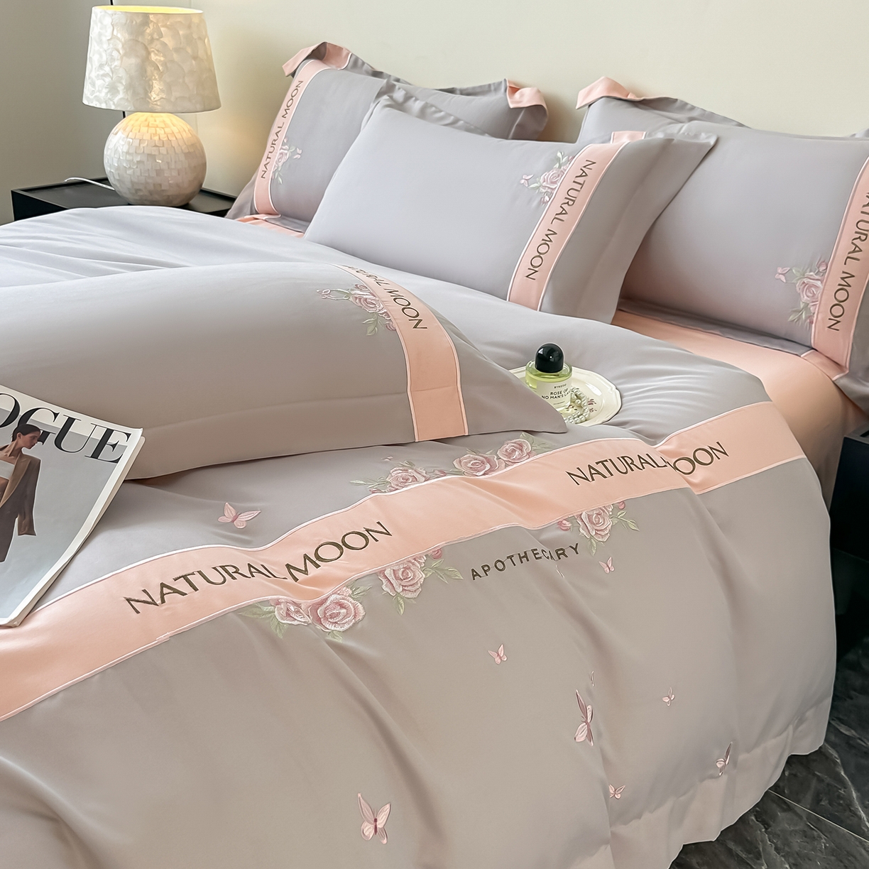 91家纺网 家纺一手货源 找家纺 遇见家居生活馆 2025新款亲肤棉刺绣四件套-花田里 花田里-灰粉