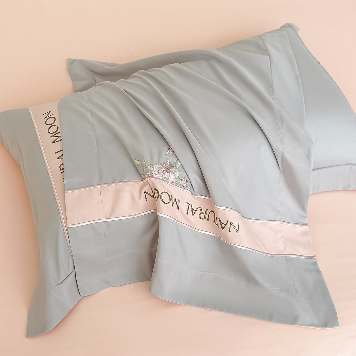 91家纺网 家纺一手货源 找家纺 遇见家居生活馆 2025新款亲肤棉刺绣四件套-花田里 花田里-灰粉