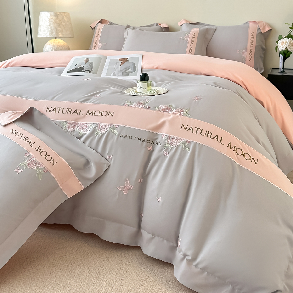 91家纺网 家纺一手货源 找家纺 遇见家居生活馆 2025新款亲肤棉刺绣四件套-花田里 花田里-灰粉