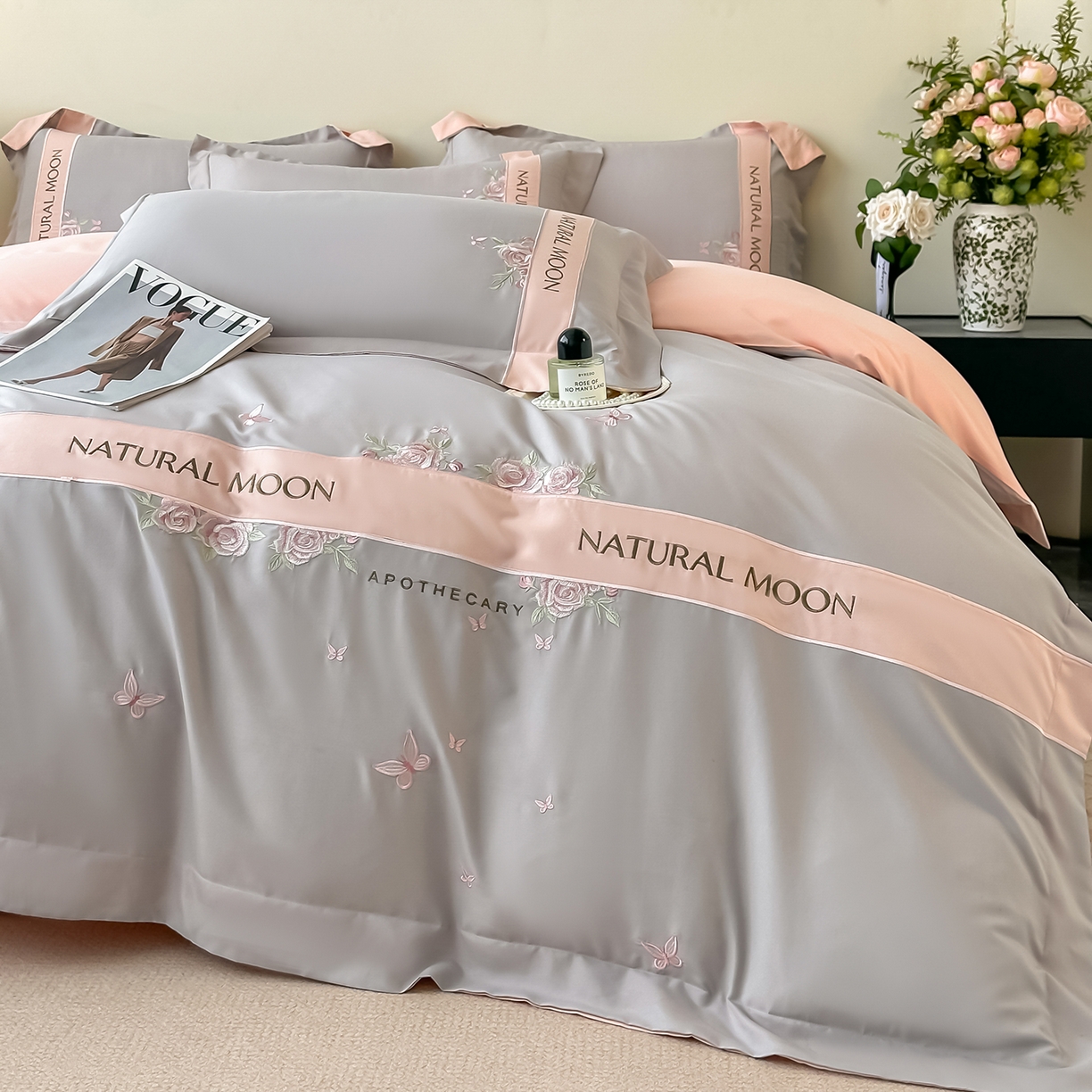 91家纺网 家纺一手货源 找家纺 遇见家居生活馆 2025新款亲肤棉刺绣四件套-花田里 花田里-灰粉