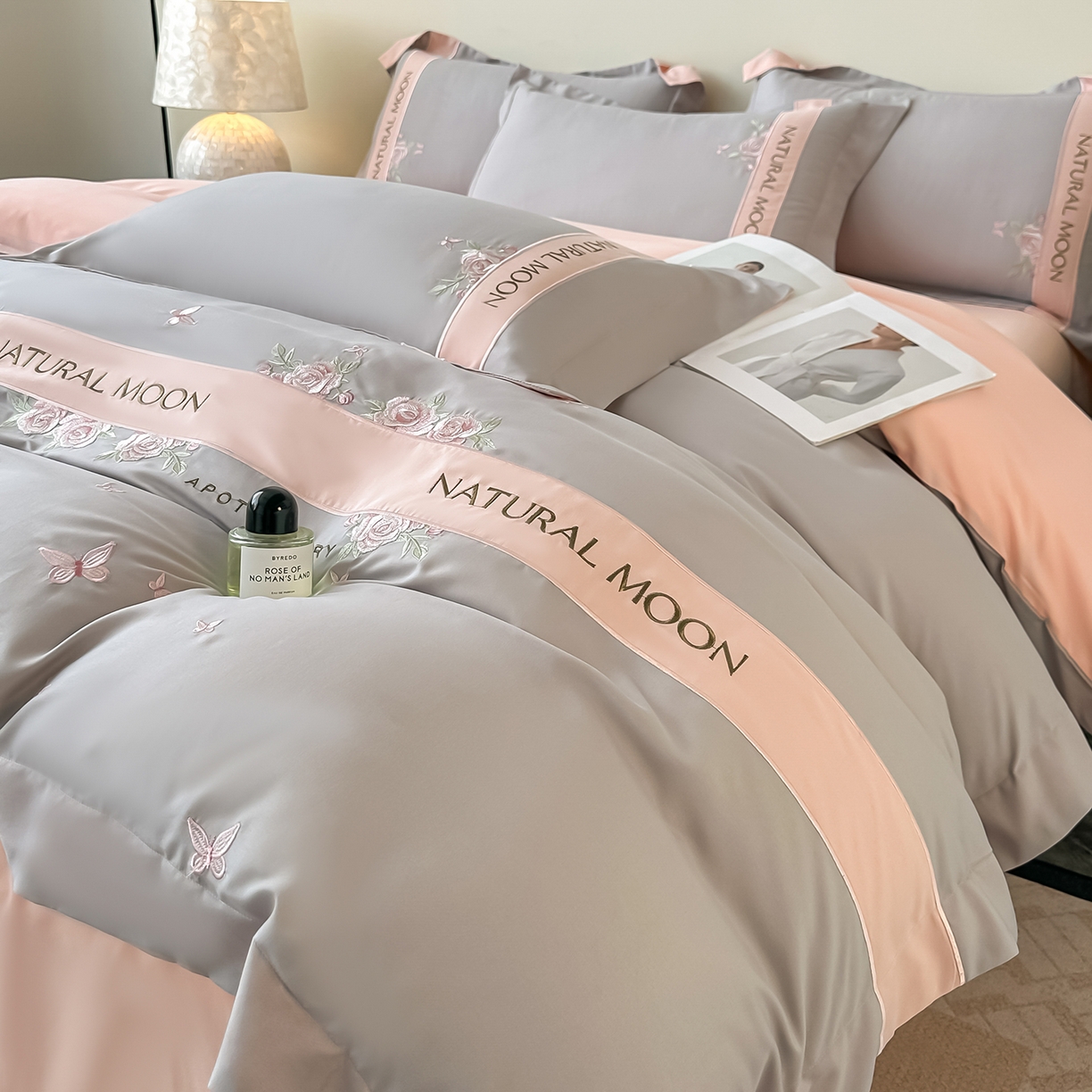 91家纺网 家纺一手货源 找家纺 遇见家居生活馆 2025新款亲肤棉刺绣四件套-花田里 花田里-灰粉