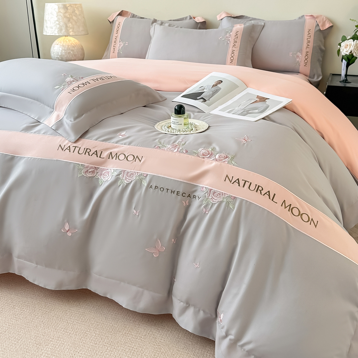 91家纺网 家纺一手货源 找家纺 遇见家居生活馆 2025新款亲肤棉刺绣四件套-花田里 花田里-灰粉