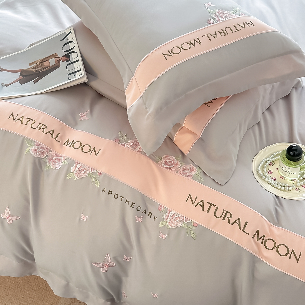 91家纺网 家纺一手货源 找家纺 遇见家居生活馆 2025新款亲肤棉刺绣四件套-花田里 花田里-灰粉