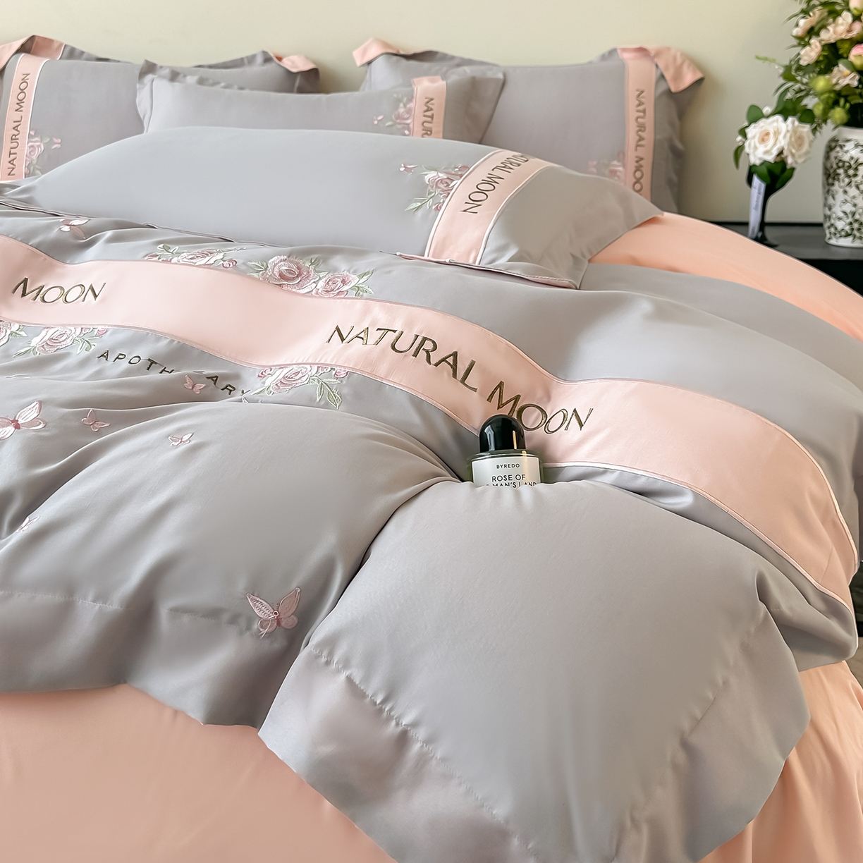 91家纺网 家纺一手货源 找家纺 遇见家居生活馆 2025新款亲肤棉刺绣四件套-花田里 花田里-灰粉