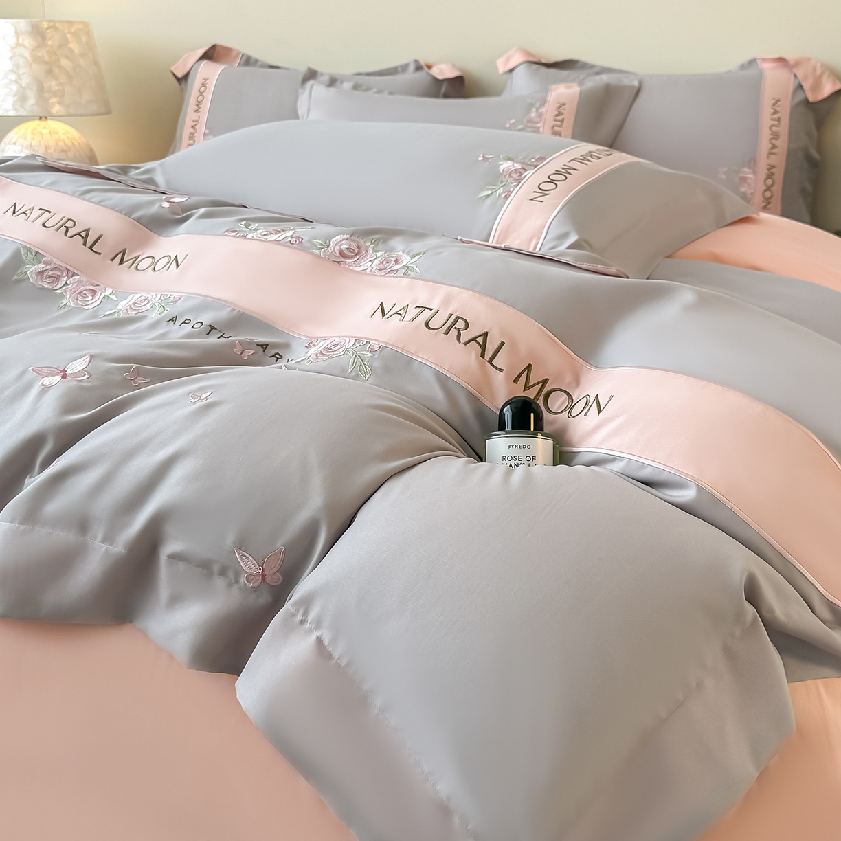 91家纺网 家纺一手货源 找家纺 遇见家居生活馆 2025新款亲肤棉刺绣四件套-花田里 花田里-灰粉