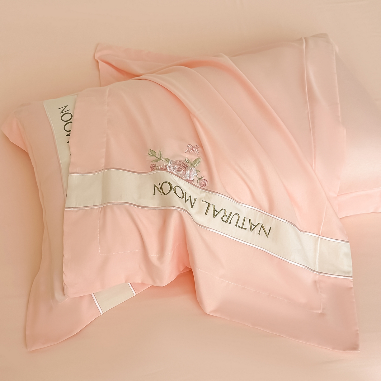 91家纺网 家纺一手货源 找家纺 遇见家居生活馆 2025新款亲肤棉刺绣四件套-花田里 花田里-樱花粉