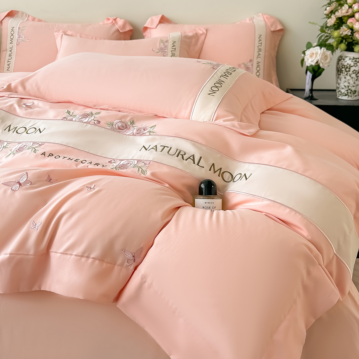 91家纺网 家纺一手货源 找家纺 遇见家居生活馆 2025新款亲肤棉刺绣四件套-花田里 花田里-樱花粉